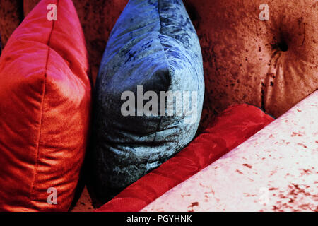 Detalle de terciopelo rojo y gris en el sofá Foto de stock