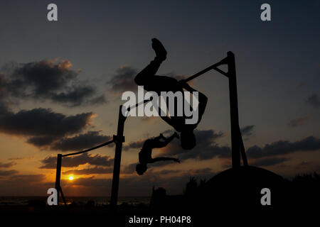 Dos jóvenes palestinos, Fathi El Masry, de 16 años, y Mohamed El Sakany, 15, practicar el deporte del Parkour en la playa de la ciudad de Gaza. La playa de Gaza es uno de los pocos lugares de descanso para los gacenses, que han vivido bajo bloqueo israelí desde 2007. 28 Aug, 2018. Parkour es una disciplina física de escalar, saltar, correr y equilibrio que requiere la formación del cuerpo y la mente en el desarrollo de fuerza, agilidad, coordinación, sino también de la auto-disciplina y determinación de crédito: Ahmad Hasaballah/IMAGESLIVE/Zuma alambre/Alamy Live News Foto de stock