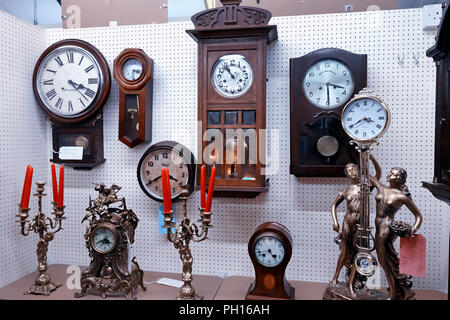 Selección de relojes antiguos en un Bric-à-Brac en mostrar un centro de antigüedades en inglés Foto de stock
