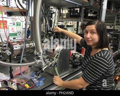 Viena, Austria. 02Nd Julio, 2018. 02.07.2018, Austria, Viena: el físico cuántico Claudia Heindler stands en el laboratorio del Instituto de Óptica Cuántica e información cuántica (IQOQI) de la Academia de Ciencias de Austria (AAS). (Dpa ''Mr. Haz" está lleno de confianza, incluso sin un viaje à la 'Star Trek'' de 30.8.2018) Credit: Matthias Röder/dpa/Alamy Live News