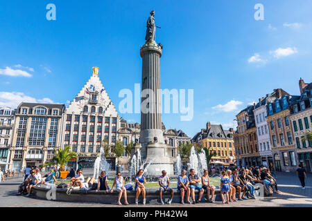 Place du Général de Gaulle con la columna de los godess, Lille, Francia. La columna, conocida como La Colonne de la Deese es un monumento a los héroes locales