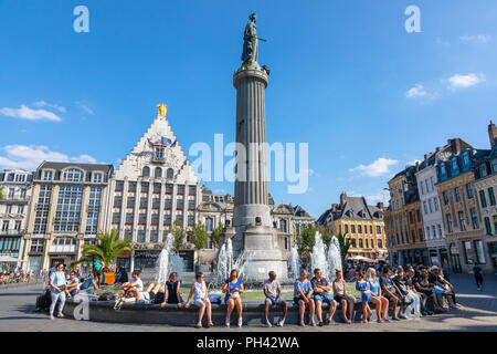 Place du Général de Gaulle con la columna de los godess, Lille, Francia. La columna, conocida como La Colonne de la Deese es un monumento a los héroes locales