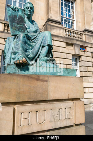 David Hume estatua en bronce por Alexander Stoddart, el Alto Tribunal de Justicia de Edimburgo, Royal Mile, Edimburgo, Escocia, Reino Unido, con frotarse los dedos