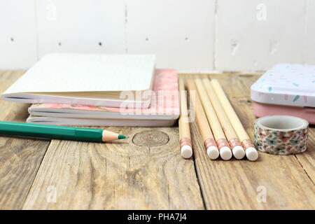 Suministros escolares, cuadernos, lápices, bolígrafo, lápiz de verificación Foto de stock