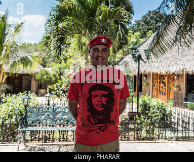 A man dressed in Che guevara clothes makes the cosplayer in Old