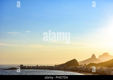Al atardecer en la playa de Copacabana en Rio de Janeiro. Foto de stock