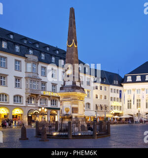 Fuente de mercado y el antiguo ayuntamiento, en la noche, Bonn, Renania del Norte-Westfalia, Alemania, Europa Foto de stock
