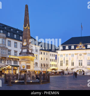Fuente de mercado y el antiguo ayuntamiento, en la noche, Bonn, Renania del Norte-Westfalia, Alemania, Europa Foto de stock