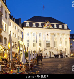 El ayuntamiento de la ciudad vieja en la noche, Bonn, Renania, Renania del Norte-Westfalia, Alemania, Europa Foto de stock