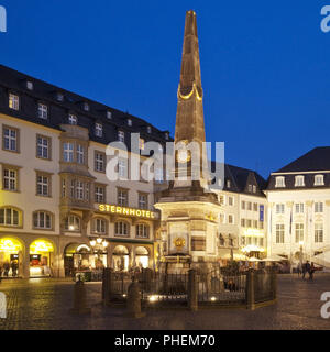 Fuente de mercado en la noche, Bonn, Renania, Renania del Norte-Westfalia, Alemania, Europa Foto de stock