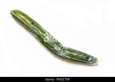 Una imagen de un pepino podrido embalado en la lámina de plástico. La lámina es inútil, no sólo daña la verdura y sólo va a moho. Aislado en un w Foto de stock