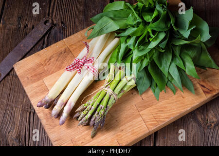 Bear's Garlic con espárragos verdes y blancos