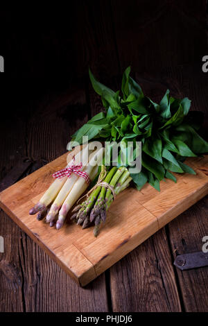 Bear's Garlic con espárragos verdes y blancos