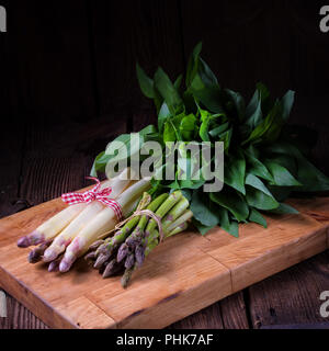 Bear's Garlic con espárragos verdes y blancos