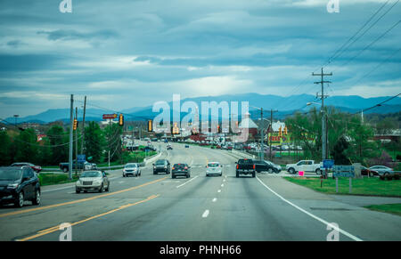 Conducir hacia Sevierville, Tennessee ciudad en las Grandes Montañas Humeantes Foto de stock