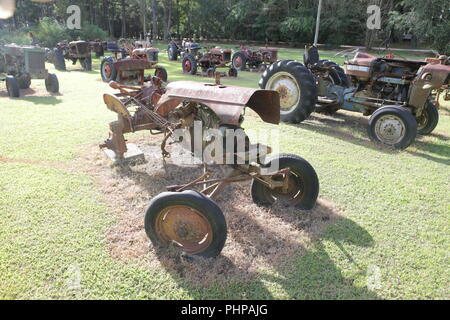 Viejos tractores oxidados en junkyard Foto de stock