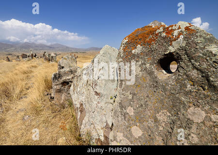Armenia, el antiguo observatorio llamado Karahunj Zorats Karer o cerca de la ciudad de Sisian, Stonehenge armenio. Sitio arqueológico prehistórico megalítico