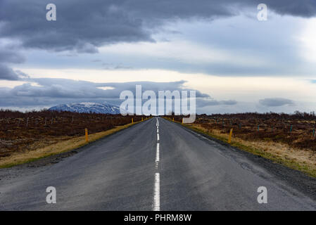 El camino abierto en Myvatnsvegur en el norte de Islandia Foto de stock