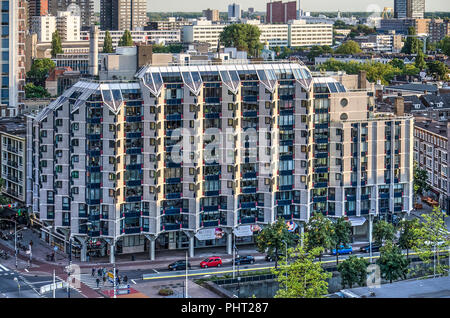 Rotterdam, Países Bajos, 31 de agosto de 2018: la Nieuwe Vest en Churchillplein es un edificio de apartamentos de los años 1980 por el arquitecto Jan Hoogstad