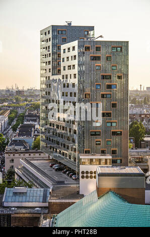 Rotterdam, Países Bajos, 31 de agosto de 2018: Vista del Karel Doorman edificio residencial, arquitecto van Tilburg y socios, con su madera constru