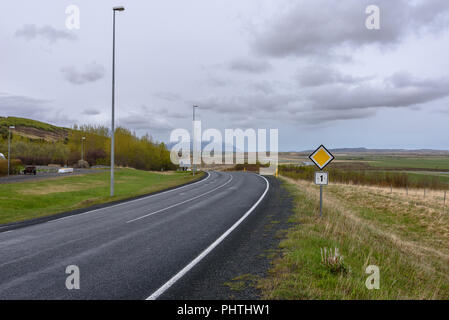 Ring road Ruta 1 en el norte de Islandia en un día nublado Foto de stock