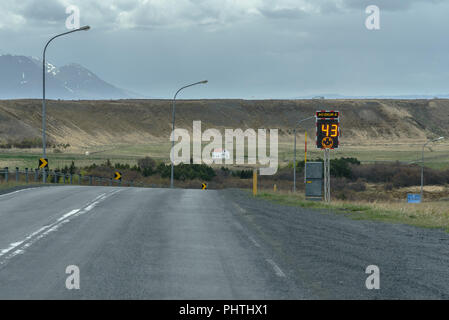 Una señal de velocidad del tráfico en la carretera de circunvalación en la ruta 1 norte de Islandia Foto de stock
