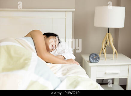 Deshacen la cama, despertador de mesilla Fotografía de stock - Alamy