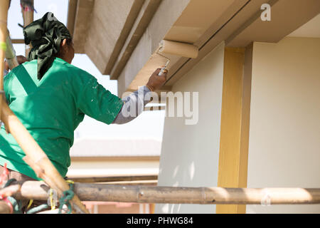 Pintor de andamio de madera pintura exterior Casa Foto de stock