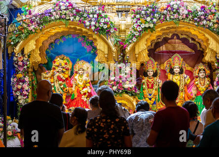 Miles celebran el festival de Janmashtami Bhaktivedanta Manor cerca de Watford.El festival celebra el nacimiento de Lord Krishna. Foto de stock