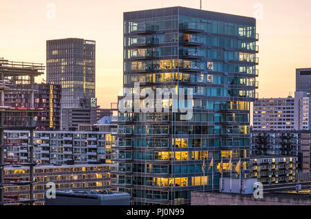 Rotterdam, Países Bajos, 31 de agosto de 2018: el B'tower edificio residencial por el arquitecto Wiel Arets (2012), con sus fachadas de vidrio transparente en el examen DHE