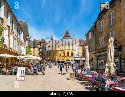 Cafés en la Place de la liberté en el casco antiguo de la ciudad, Sarlat, Dordogne, Francia