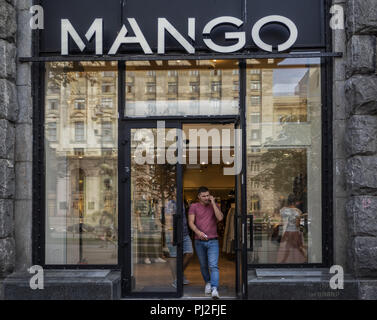 Tienda de mango. una tienda minorista de ropa de moda internacional con tiendas en todo el mundo Fotografía de stock Alamy