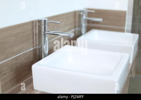 Dos lavabos de encimera en un cuarto de baño moderno con profundidad de campo. Foto de stock