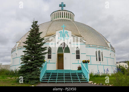 Inuvik, Northwest Territories / Canadá - 09 de agosto de 2018: Iglesia iglú Inuvik Foto de stock