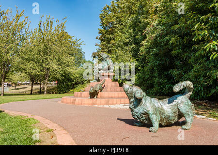 "Windsor Lady" una escultura de la Reina Isabel con sus corgis por Lydia Karpinska está situado en Solteros Acre Park en Windsor, Reino Unido. Foto de stock