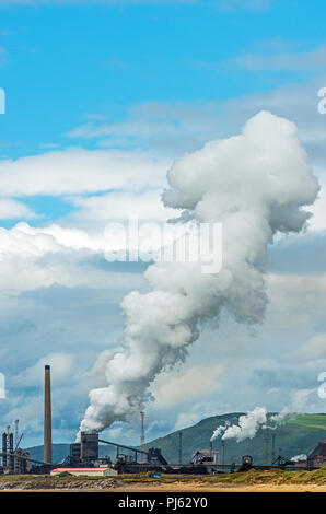 Port Talbot Acería emitiendo vapor ondulante que lo hace a intervalos de tiempo Foto de stock
