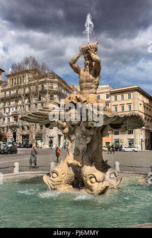Fuente Triton, la Fontana del Tritone (1643), Gian Lorenzo Bernini, Piazza Barberini, Roma, Lazio, Italia Foto de stock