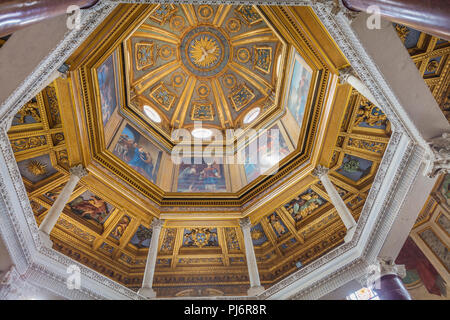 Interior del Baptisterio de San Juan de Letrán, Roma, Lazio, Italia