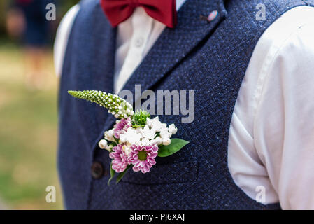 Flores rosas flor arreglo floral para la solapa del novio boda chaqueta con  chaleco Fotografía de stock - Alamy