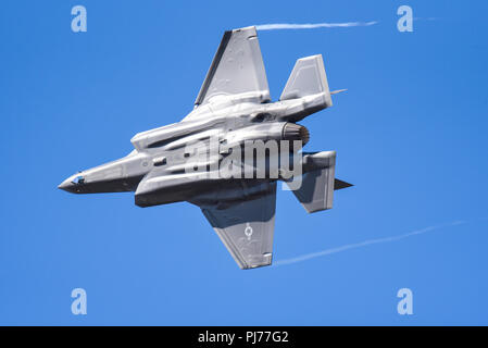 El avión caza furtivo Lockheed Martin F-35A Lightning II de la Fuerza Aérea de LOS ESTADOS UNIDOS en el Royal International Air Tattoo, RIAT, RAF Fairford. Cielo azul Foto de stock