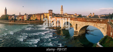 Puente de Verona a la mañana. Italia. Foto de stock