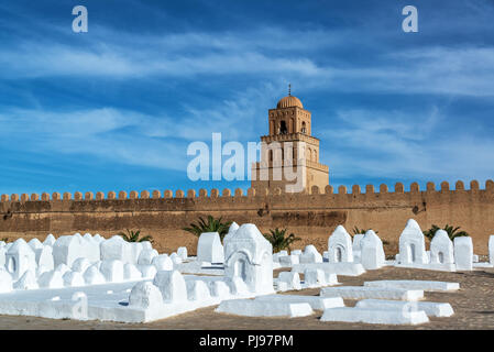 Cementerio y gran mezquita en el centro histórico de la Ciudad de Kairouan, Túnez Foto de stock