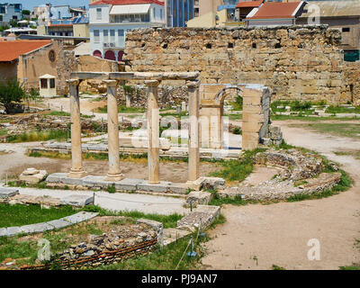 Restos del atrio en el patio de la biblioteca de Adriano en Atenas, la región de Ática, Grecia.