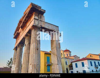 Restos de la Puerta de Atenea Archegetis en el Ágora Romana de Atenas. Región de Ática, Grecia. Foto de stock