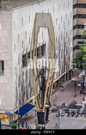 Rotterdam, Países Bajos, 31 de agosto de 2018: Vista aérea de Bijenkorf department store por el arquitecto Marcel Breuer y escultura de Naum Gabo, tanto