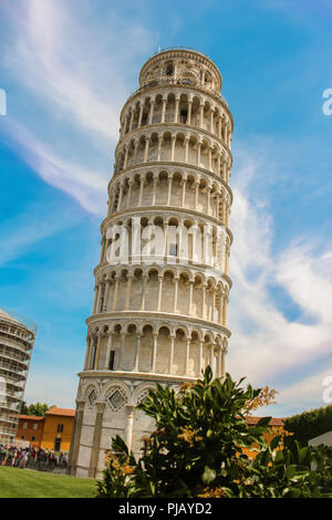 La Torre inclinada de Pisa, en la Plaza de la Catedral de la Piazza del Duomo, un hito arquitectónico campanario independiente en Italia, Europa