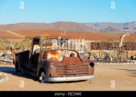 Old-timer, chatarra de vehículo en la zona del río Tsauchab campamento, Namibia, Oldtimer, Autowrack auf dem Gelaende vom Campamento Río Tsauchab Foto de stock