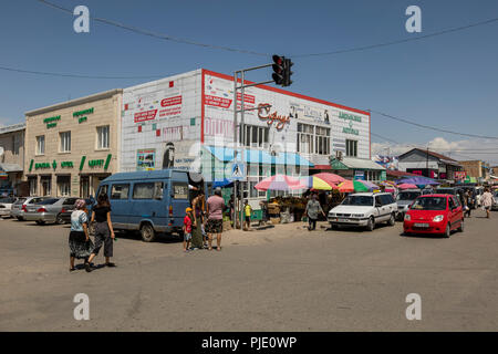 Karakol, Kirguistán, el 11 de agosto de 2018: Vistas a la calle con coches y tiendas en la Ciudad de Karakol Foto de stock