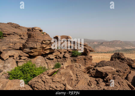 Sahel paisaje con rocas en el país Dogon, Malí, África Foto de stock