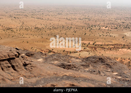 Sahel paisaje con rocas en el país Dogon, Malí, África Foto de stock